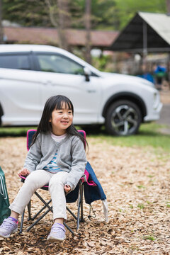 アウトドアチェアに座る日本人の女の子