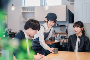 カフェでデートをする若いカップル