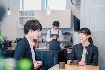 カフェでデートをする若いカップル