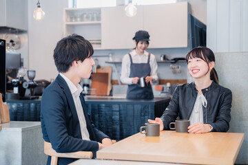 カフェでデートをする若いカップル