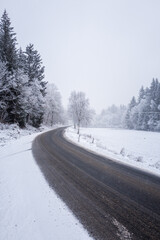 Obraz premium straße mit schnee im winter