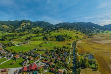 Naklejka premium Unterammergau im Luftbild - Ausblick auf den Ortsteil Au