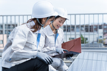 ヘルメットを被った日本人女性