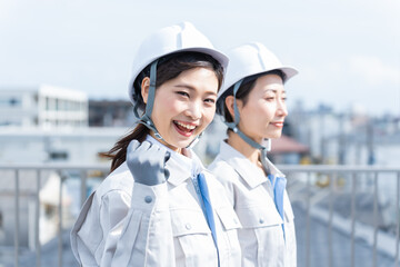 ヘルメットを被った日本人女性