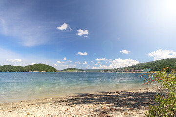 Jezioro Solińskie. Widok na zaporę z plaży na cyplu.