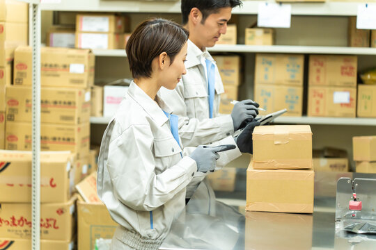 作業着を着た日本人男女