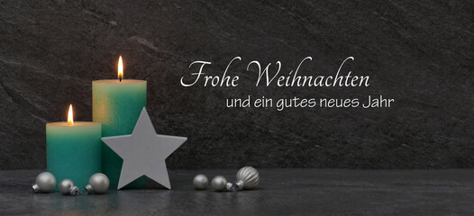 Weihnachtskarte. Kerzen mit Weihnachtskugeln und dem Text Frohe Weihnachten und ein glückliches...
