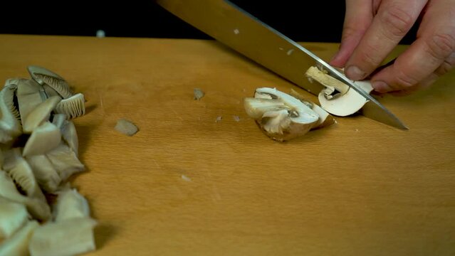 Chef cortando unas setas