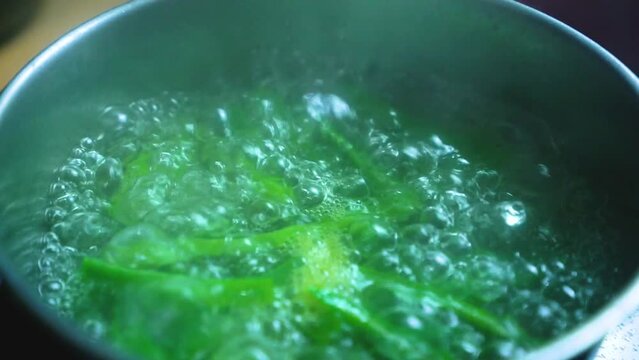 Verduras hirviendo en olla