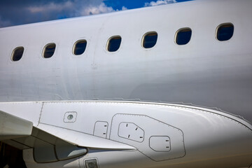 Flugzeugrumpf mit Fenstern - Linienflugzeug