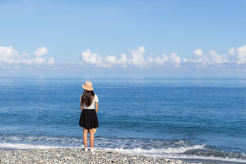 Fototapeta na wymiar Woman look at the beautiful blue sea at sunny day