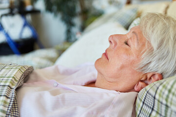 Seniorin oder Patientin schläft friedlich im Bett zu Hause