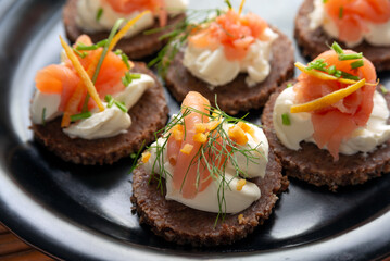 Deliziose canapes condite con crema di formaggio e salmone affumicato, antipasti europei 