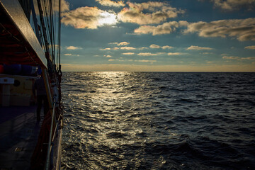 Landschaft mit Meer und Wolken gesehen von einem Segelschiff