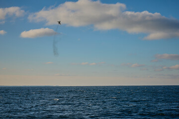 Militärflugzeug fliegt über dem Meer