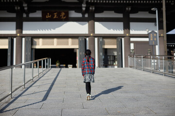Obraz premium 名古屋覚王山の日泰寺を参拝している小学生の女の子の後ろ姿