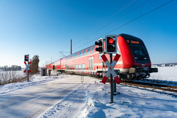 Zug am Bahnübergang im WInter