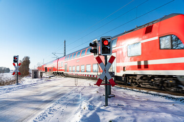 Zug am Bahnübergang im WInter