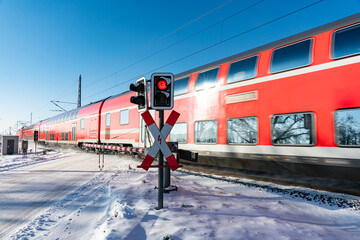 Zug am Bahnübergang im WInter