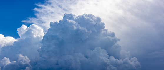 impressive and dramatic cumulonibus cloud on summer sky © Milan Noga reco