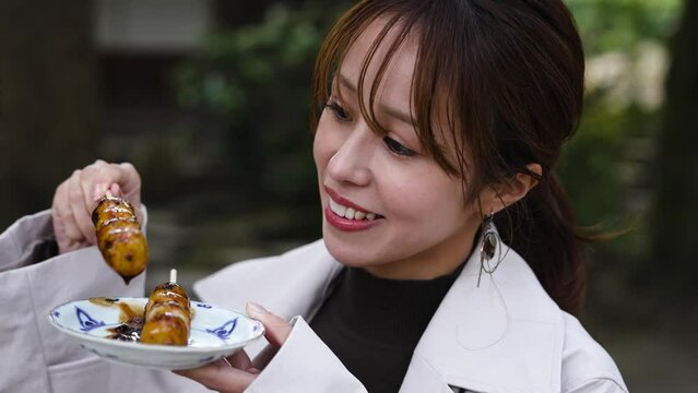 みたらし団子を食べる女性