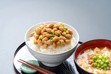大粒の納豆とごはん、納豆の味噌汁。

