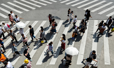 Obraz premium Group of people crossing the crosswalk