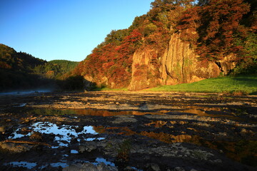 岩手県花巻市　平良木の立岩の紅葉