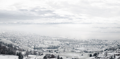 Zürichsee Panorama im Winter (Dezember), Schneebedeckt. Links Uetikon am See, Rechts Meilen