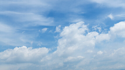 Obraz premium Beautiful blue sky with white clouds