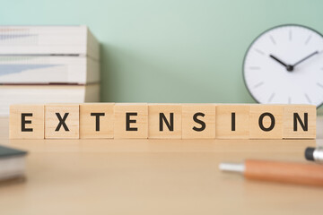 EXTENSIONと書かれたブロックが置かれたデスク

