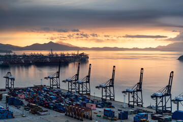 Obraz premium Containers in the port at sunset