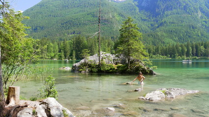 Kleine Felsinsel im Hintersee bei Ramsau mit zur Schärtenspitze, Steinberg und Wasserwandkopf und...