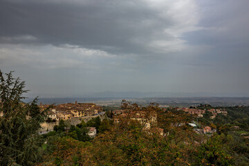 Obraz premium Scenery moody clouds over the city. Tuscany, Italy, travel perspective
