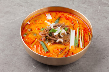 Soup boiled with beef, properly torn, and spicy seasoning.
쇠고기를 삶아서 알맞게 뜯어 넣고, 얼큰하게 갖은양념을 하여 끓인 국.