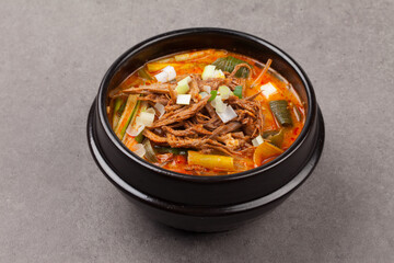 Soup boiled with beef, properly torn, and spicy seasoning.
