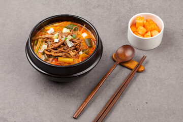 Soup boiled with beef, properly torn, and spicy seasoning.