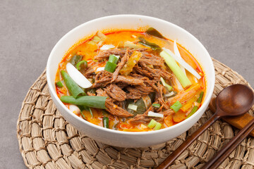 Soup boiled with beef, properly torn, and spicy seasoning.
