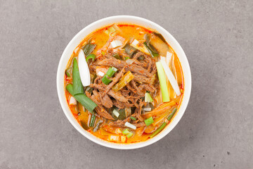 Soup boiled with beef, properly torn, and spicy seasoning.