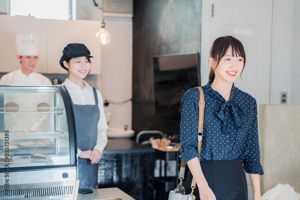 Sticker こだわりのお店でテイクアウトをする若い女性