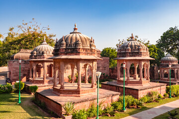 Obraz premium ancient hindu temple architecture with bright blue sky from unique angle at day