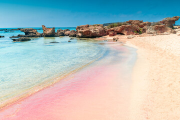 Geweldig roze zandstrand met kristalhelder water in Elafonissi Beach, Kreta, Griekenland