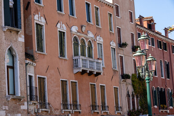 Venedische Architektur der Gebäude mit Straßenlaternen 