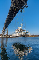 Fototapeta premium Die Rendsburger Hochbrücke mit der Schwebefähre am Nord-Ostsee-Kanal. 