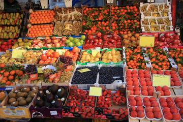 Étale de marché aux fruits (étiquettes effacées) - obrazy, fototapety, plakaty