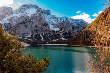 Vista do Lago Braies na região das Dolomitas na Itália