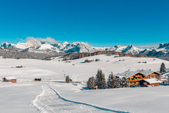 Paisagem coberta de neve no alpi di siusi na regi&atilde;o das Dolomitas em Ortisei na It&aacute;lia