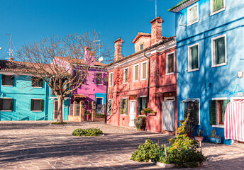 Praça com casas colorida em Burano na Itália