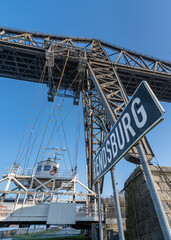 Fototapeta na wymiar Die Rendsburger Hochbrücke mit der Schwebefähre am Nord-Ostsee-Kanal. 