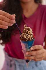 Sorvete soft  - cornetto com calda de chocolate